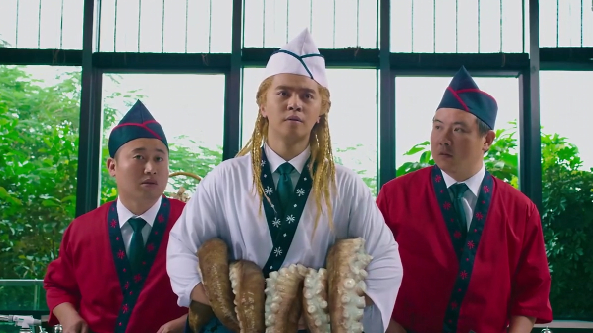 自己烧烤自己,看看小猪罗志祥的表情,还挺嗨的