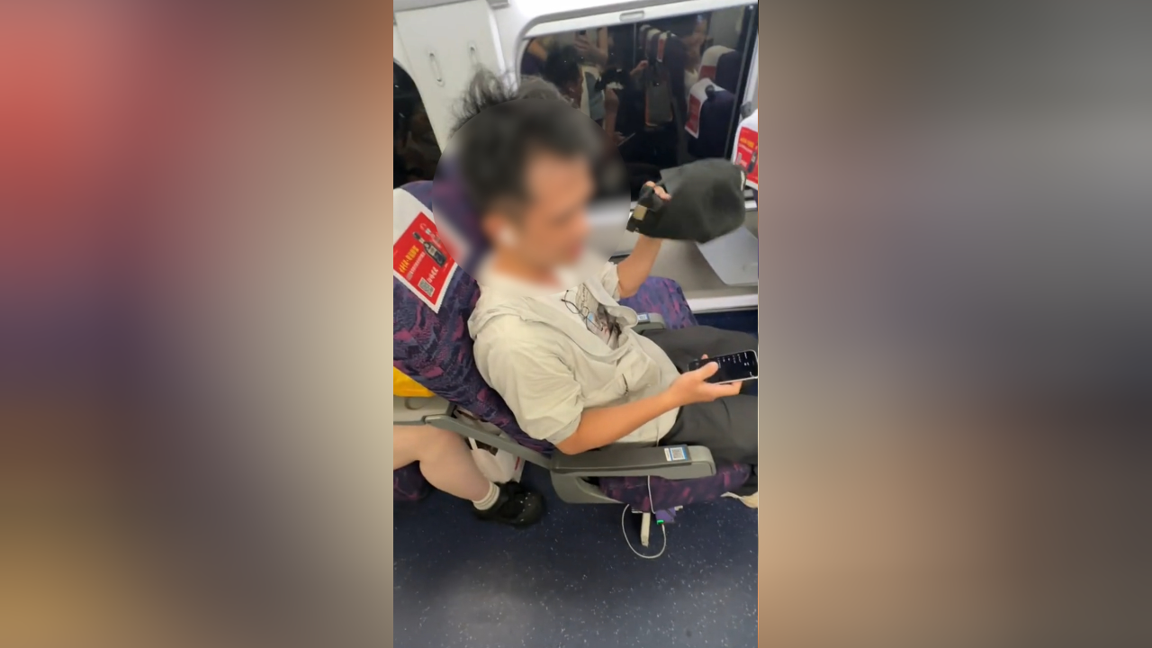 男子高铁上占座充电,女子站一旁多次劝离被说一根筋:行个方便