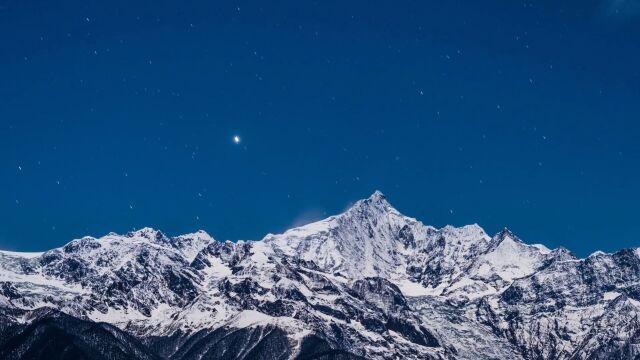 延时拍摄云南梅里雪山夜空繁星点点 似银珠镶嵌夜幕坠星落如雨