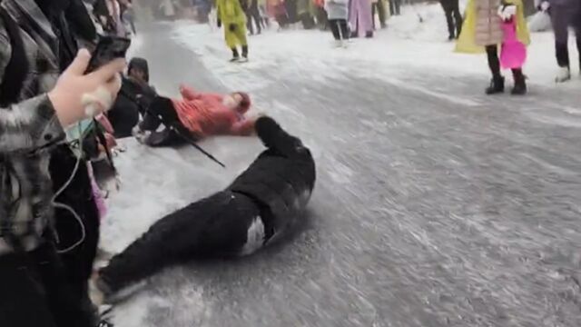 太刺激!景区内坡道湿滑,游客就地玩起人体保龄球