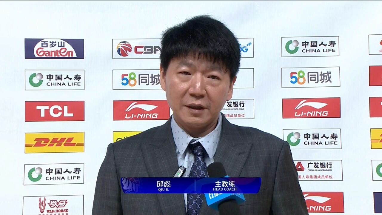 新疆男篮战胜深圳男篮!新疆伊力特主教练邱彪指导赛后采访