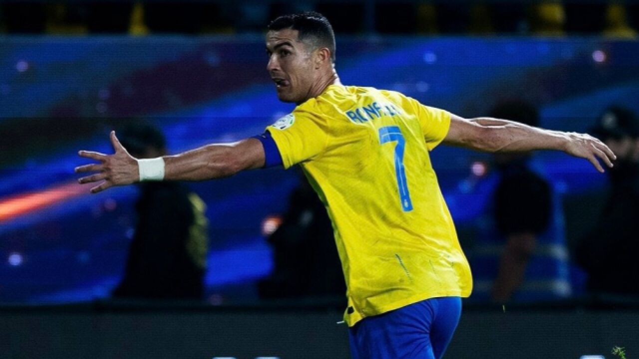 足坛同夜五佳球:c罗"c字"惊天吊射 阿根廷小将梅西式一条龙破门