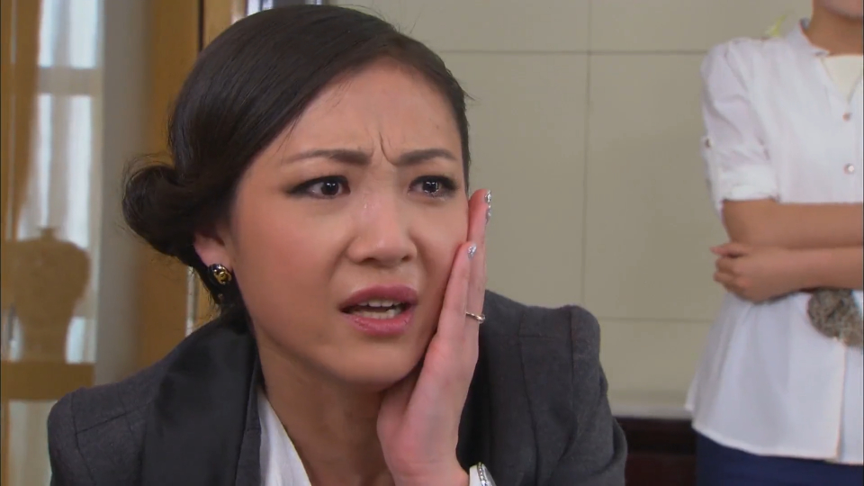 妻子误会丈夫带别人去酒店,上去就给美女一个耳光,场面尴尬了