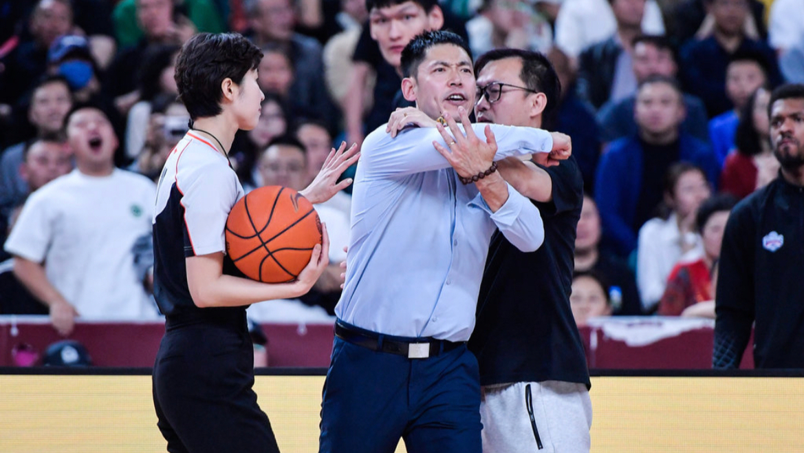 忍无可忍!张庆鹏不满判罚怒推裁判:被驱逐不愿离场 或吃重磅罚单