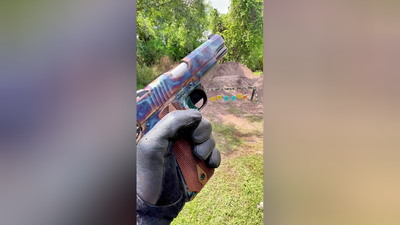 m1911半自动 设计简洁携带舒适 发射点45acp口径弹药 穿透力强