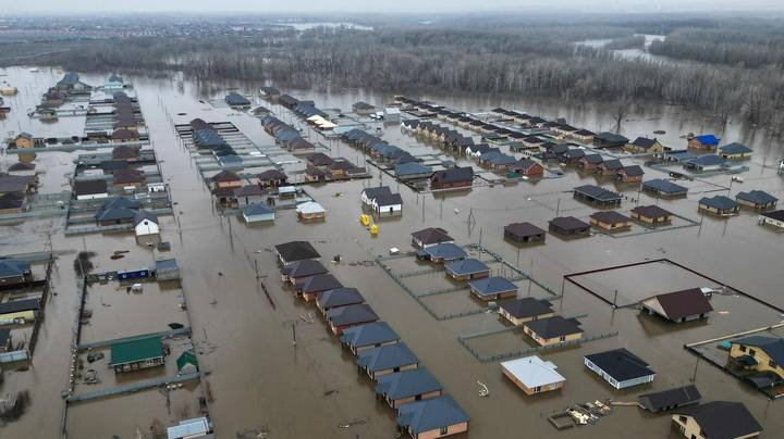俄罗斯乌拉尔河水位连创新高 万余栋民宅被洪水淹没