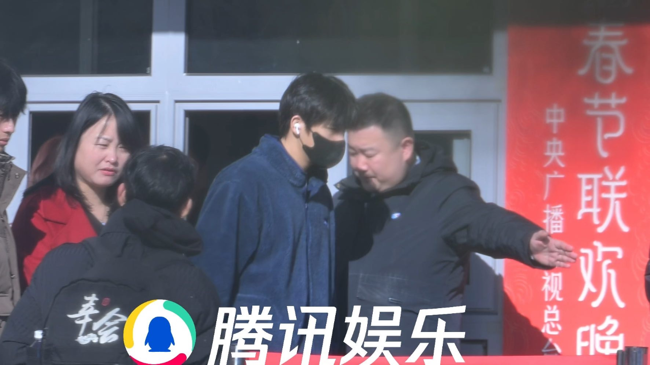 独家:王安宇亮相央视春晚第三次联排,这扑面而来的少年感!_腾讯新闻