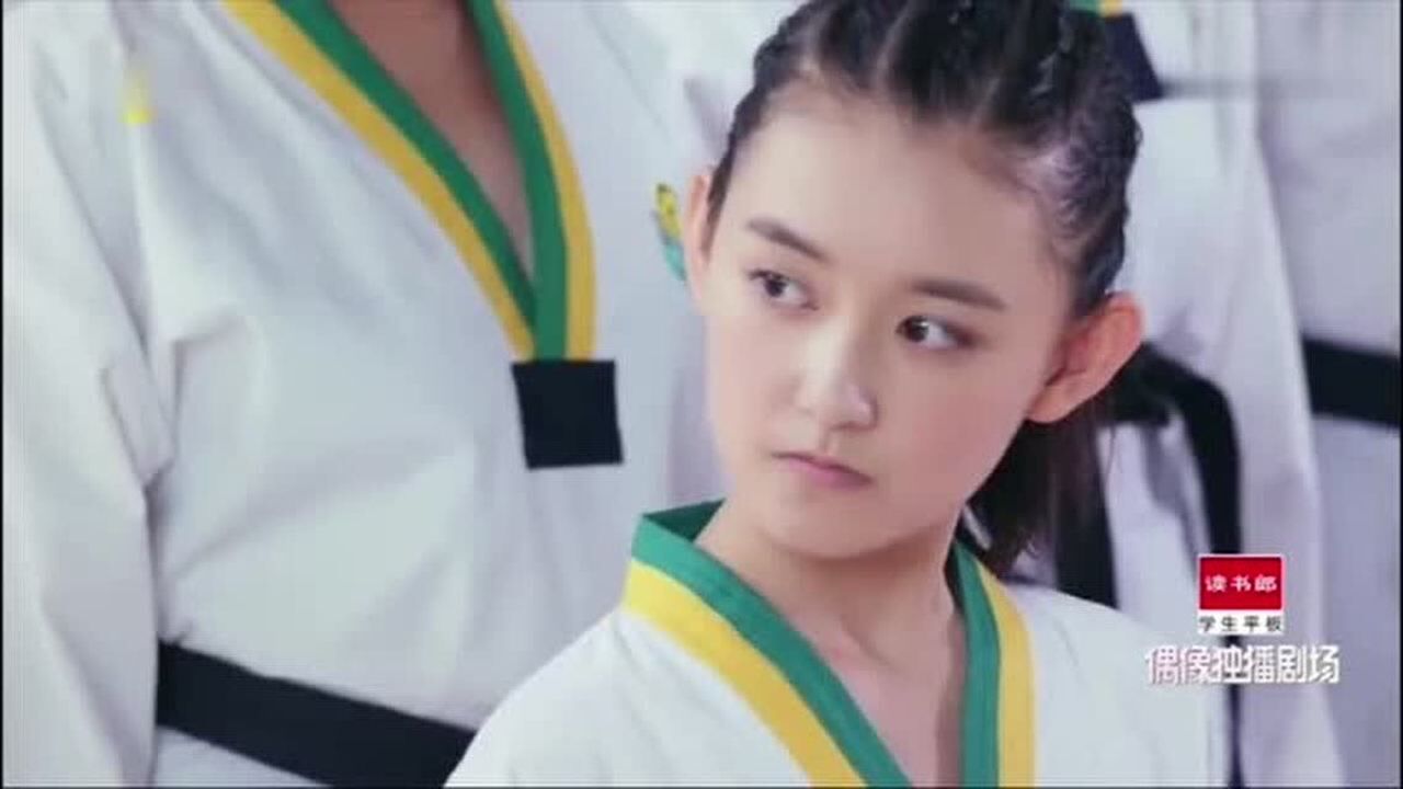 旋风少女金敏珠被师兄扇子敲头一脸呆萌可爱十足
