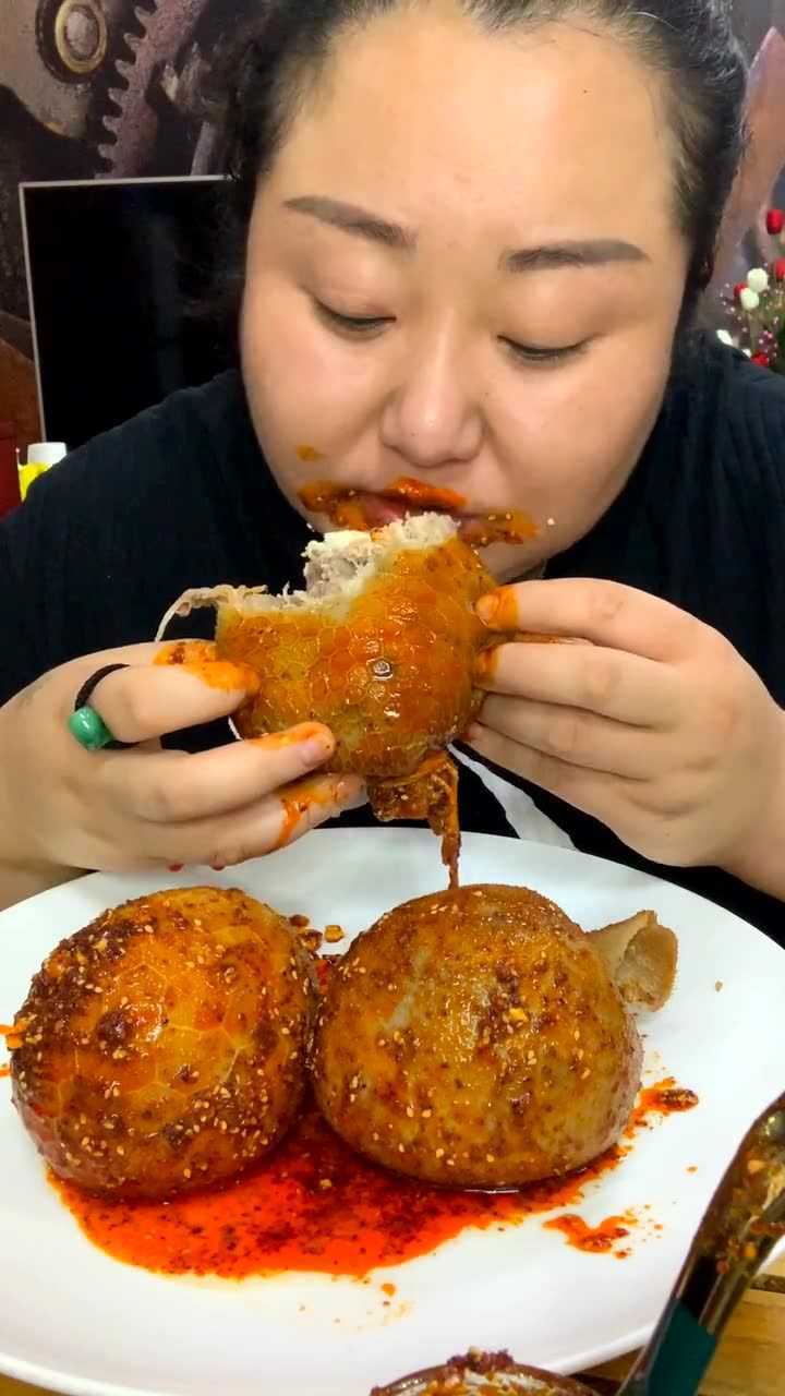 美食吃播:大羊脑吃了一脸