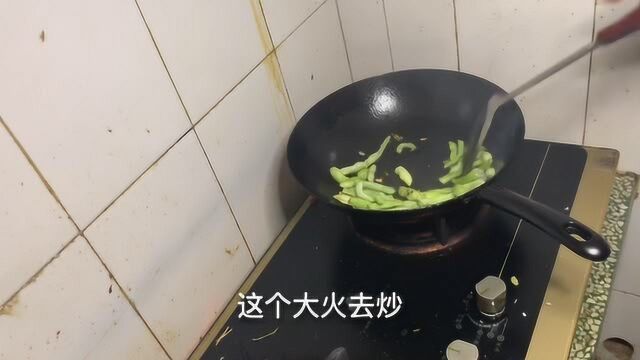 一道简单的家常菜,清炒豆角,这样炒出来脆脆的,爽口好吃