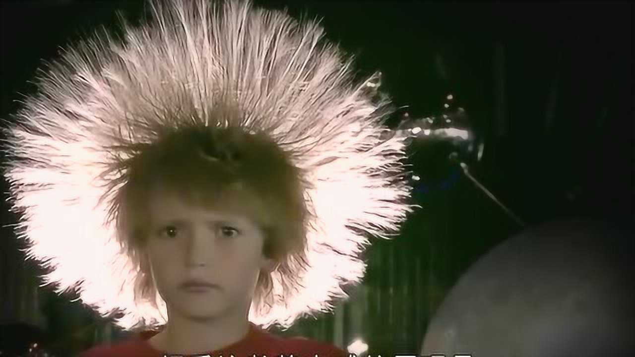 老外发明静电球当双手触碰静电球后头发都立起来了