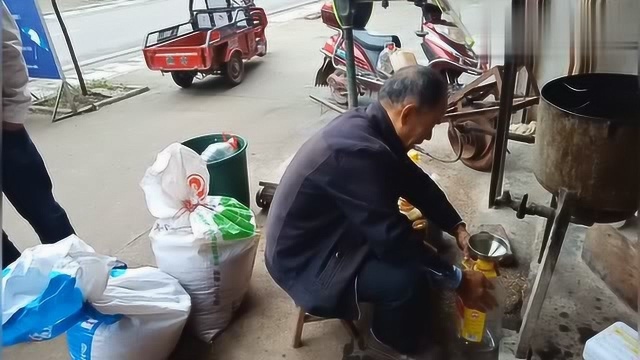 实拍四川农村榨油的场面,超市菜油便宜,为啥农民还是喜欢榨油吃