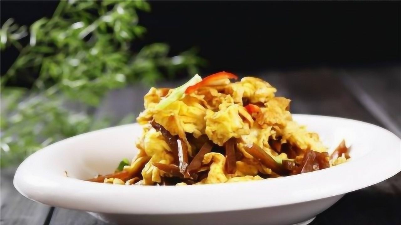 "咸菜炒鸡蛋"先炒鸡蛋还是咸菜,教你正确做法,鲜香美味还解馋