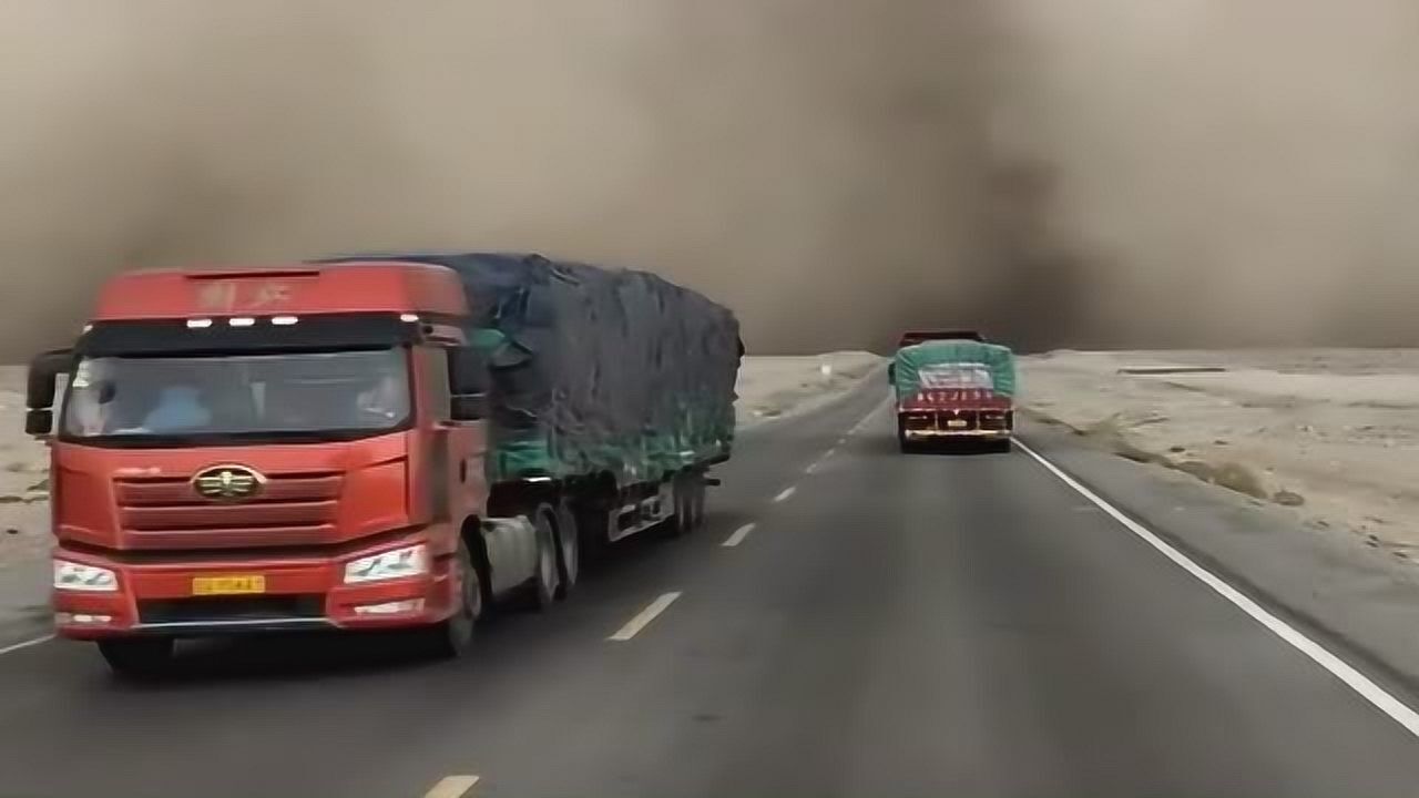 开大货车养家不容易,就算是遇到沙尘暴也依然要向前冲,太危险了