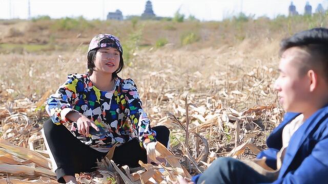 大姨姐找妹夫干农活,俩人在苞米地里的对话太逗了,真有才