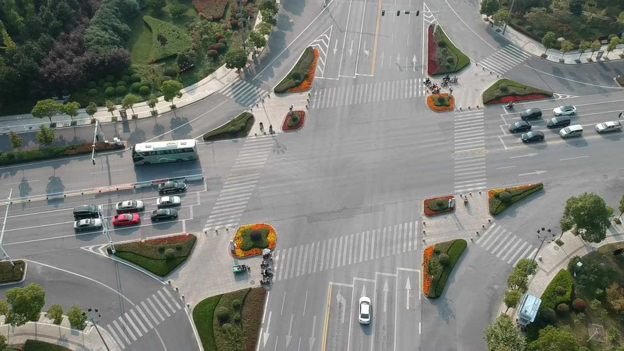 大疆无人机航拍十字路口红绿灯