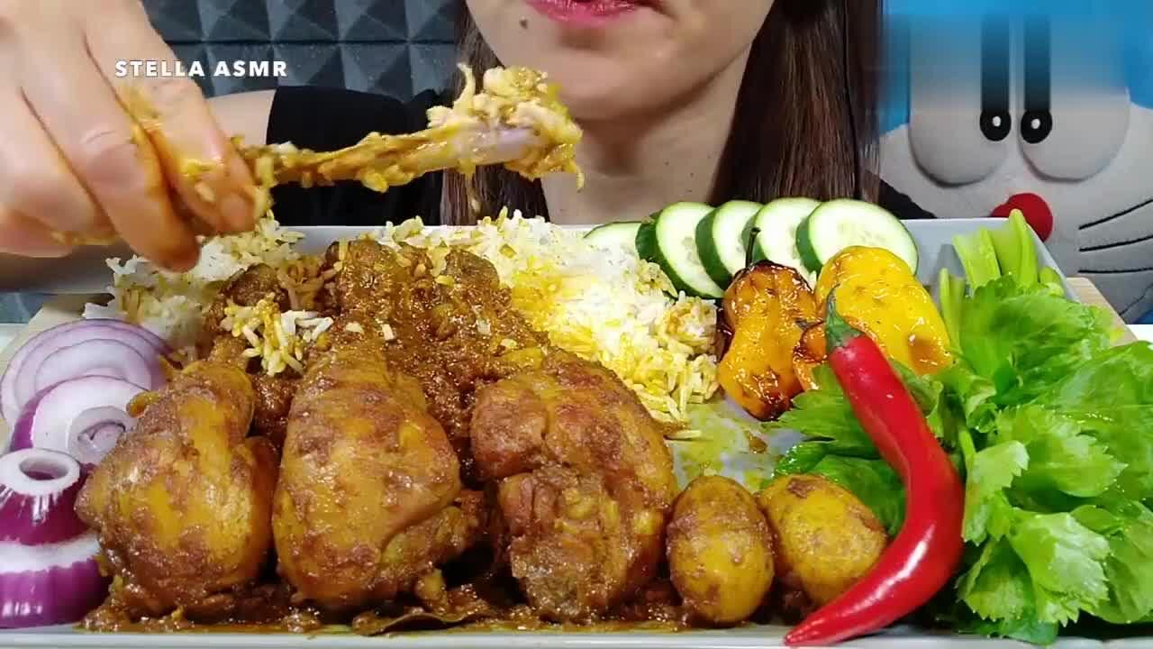 泰国吃货小姐姐吃酱鸡腿拌饭 蔬菜 辣椒 洋葱,鲜嫩美味,超赞