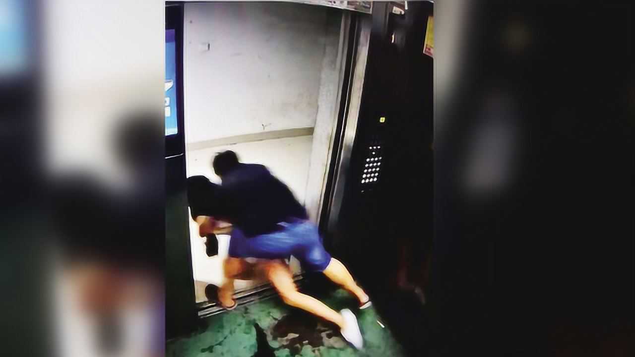 美女电梯内遭“猥亵”，反抗无果后，无奈“任人摆布”！_高清