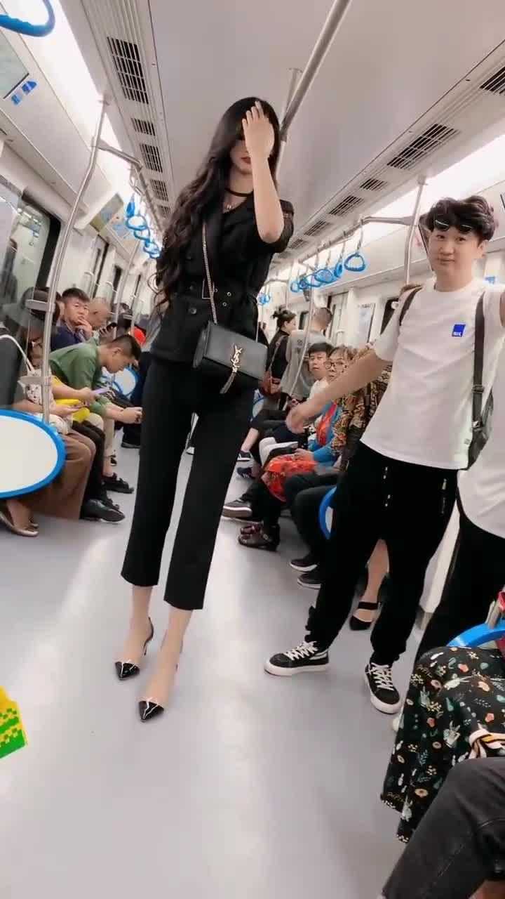 地铁惊现2米高的女巨人旁边小伙子都看愣了今天算是开眼了