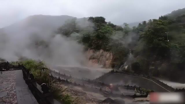 到达了腾冲热海景区,雨中的热海恍如仙境,更为神奇的是大滚锅温泉