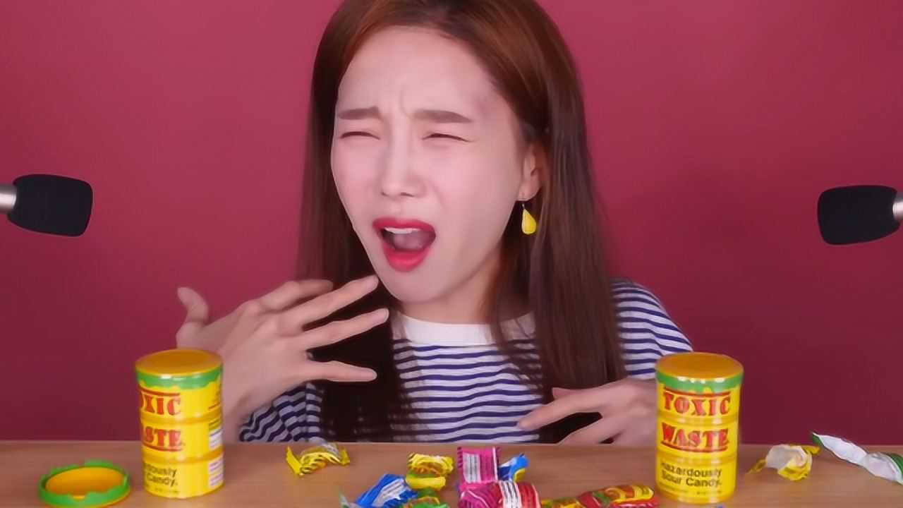 韩国美女挑战世界最酸的糖果,放进嘴里后,下一秒表情太酸爽!