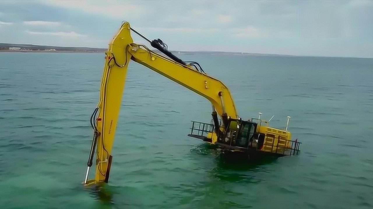 挖掘机在海底怎么工作看完佩服司机的操作怪不得要百万年薪
