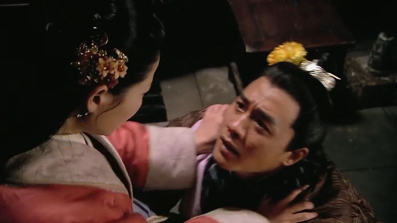 只劝潘金莲喝酒自己却不喝,借着地上找筷子,西门庆上手了!