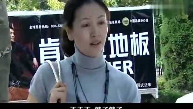 大姐去银行被当收废品不让进,经理一看存折,立马给她安排运钞车