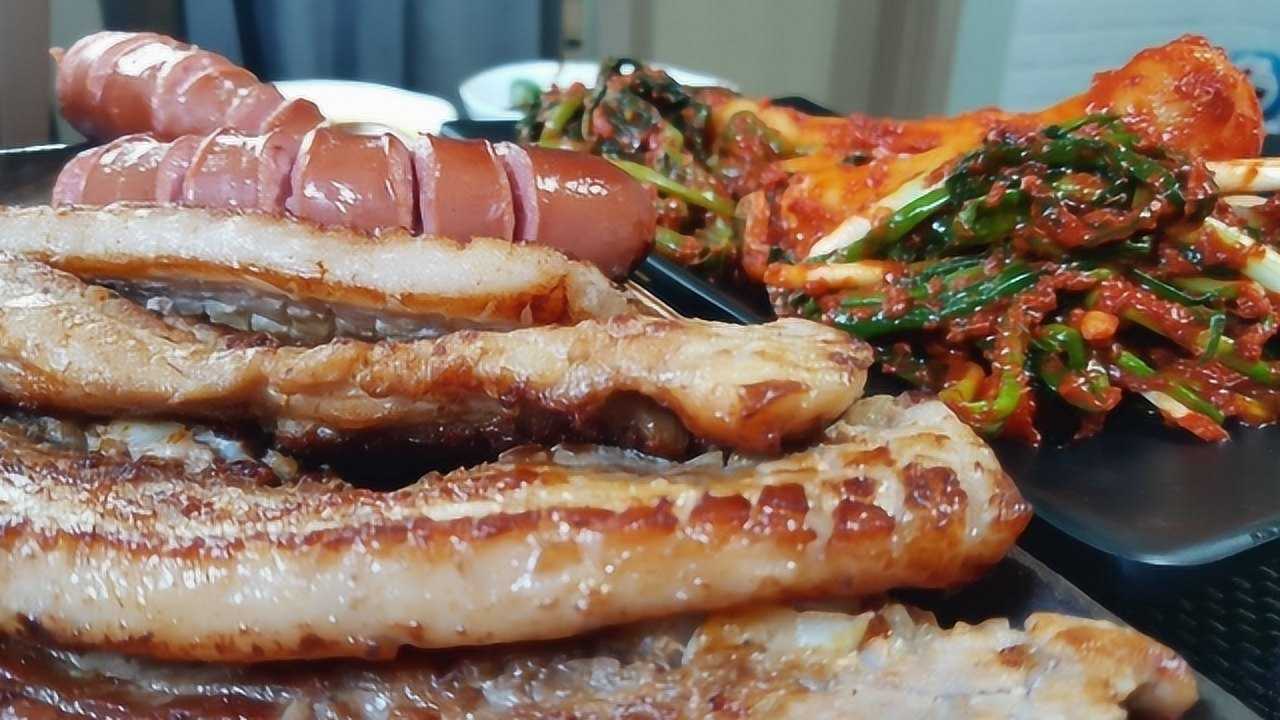 韩国吃货眼镜哥两根大香肠一盘五花肉一盘拌葱是不是缺点啥