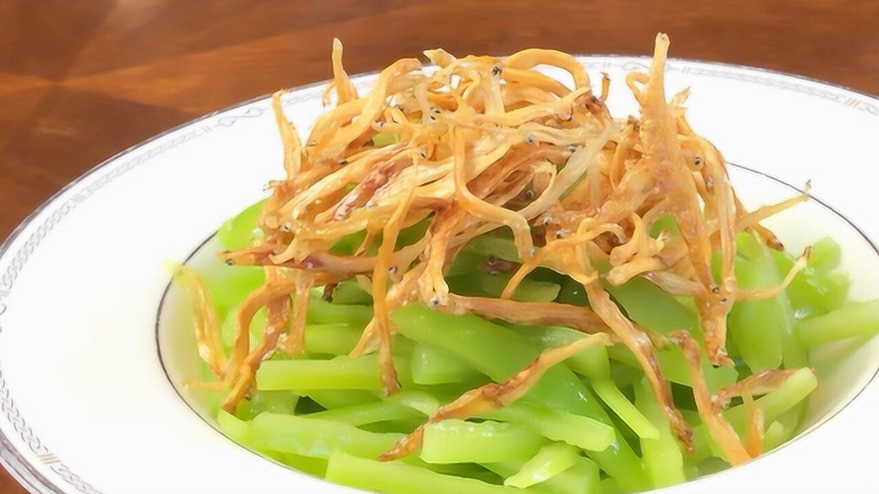 简单快速的凉拌青椒小银鱼佐料简单爽口好吃很下饭