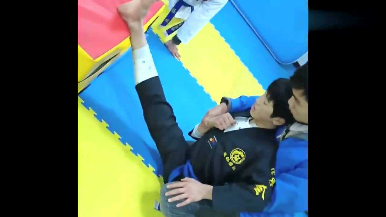 跆拳道小男孩练习一字马老师又按又抱看他痛苦的表情扎心疼