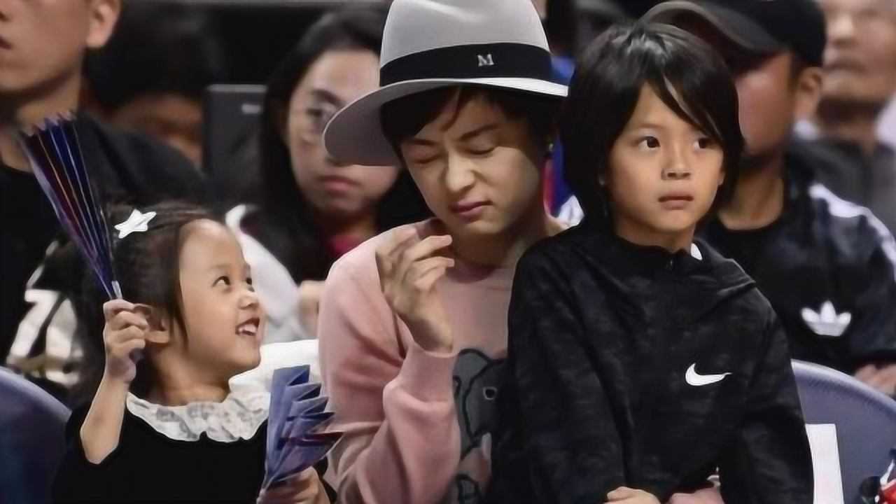 孙俪带儿子女儿看比赛小花妹妹调皮可爱哥哥撞脸木村拓哉