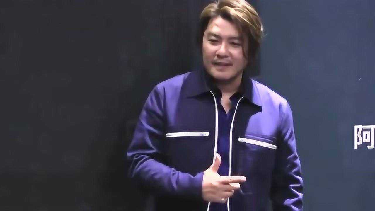 歌手阿杜罕见现身ktv身材发福腰上赘肉横生