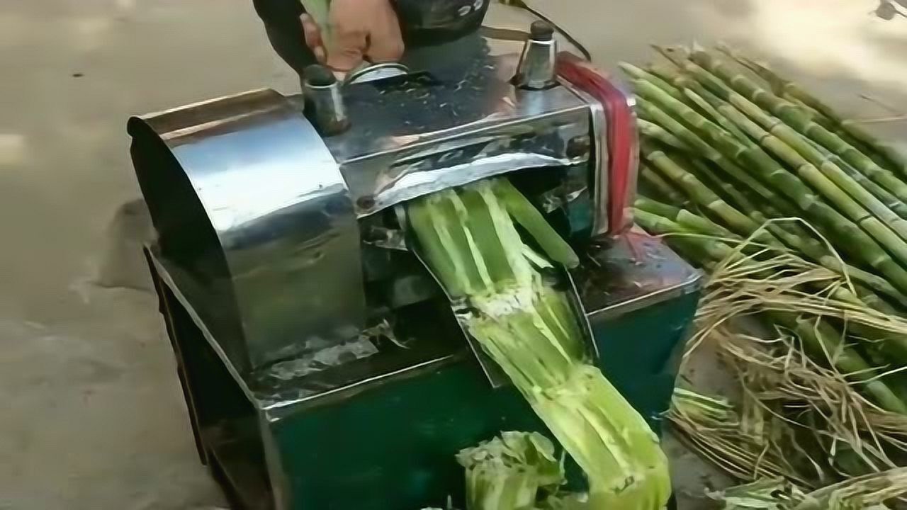 新型榨甘蔗机,只要把甘蔗放进去,出来汁就榨好了!