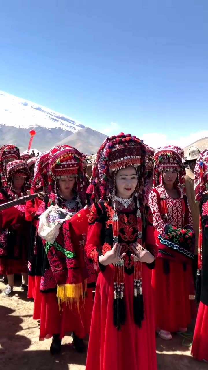 柯尔克孜族传统服饰,觉得美的老铁们赞一个呗?