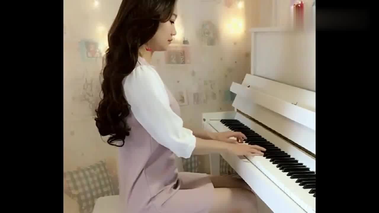 女歌手钢琴弹奏大笑江湖人美气质佳曲美醉人心