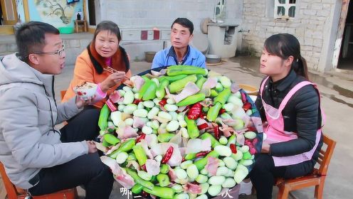 云南大山里的农家生活，饭菜一锅焖，配着米汤吃得真过瘾