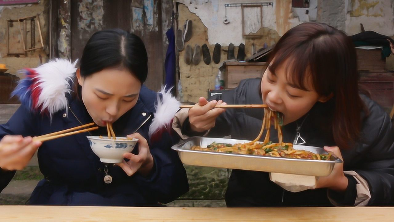 秋妹和姐姐挑战爆辣新疆炒米粉米粉裹上红彤彤的辣酱太美味了