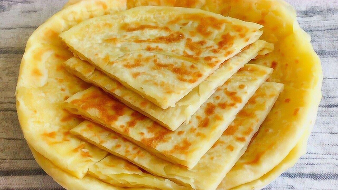 农村奶奶教你烫面饼最好吃的做法,加上这两样,香酥好吃直掉渣
