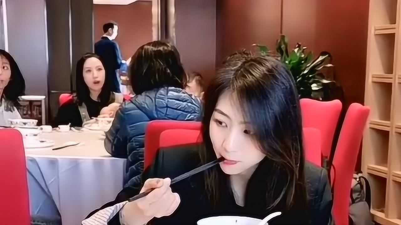 这下尴尬了美女吃饭吃到中间服务员才跟她说这个地方是有人的