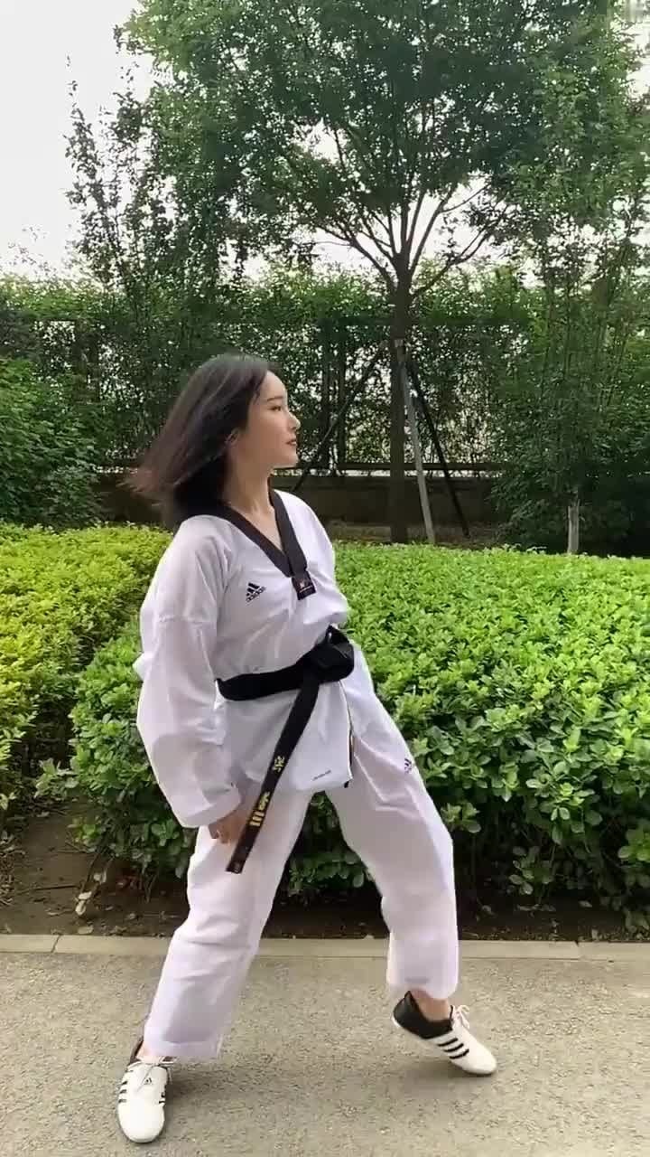 跆拳道黑带小姐姐,看到她接下来的这一幕,心疼你老公三秒钟!