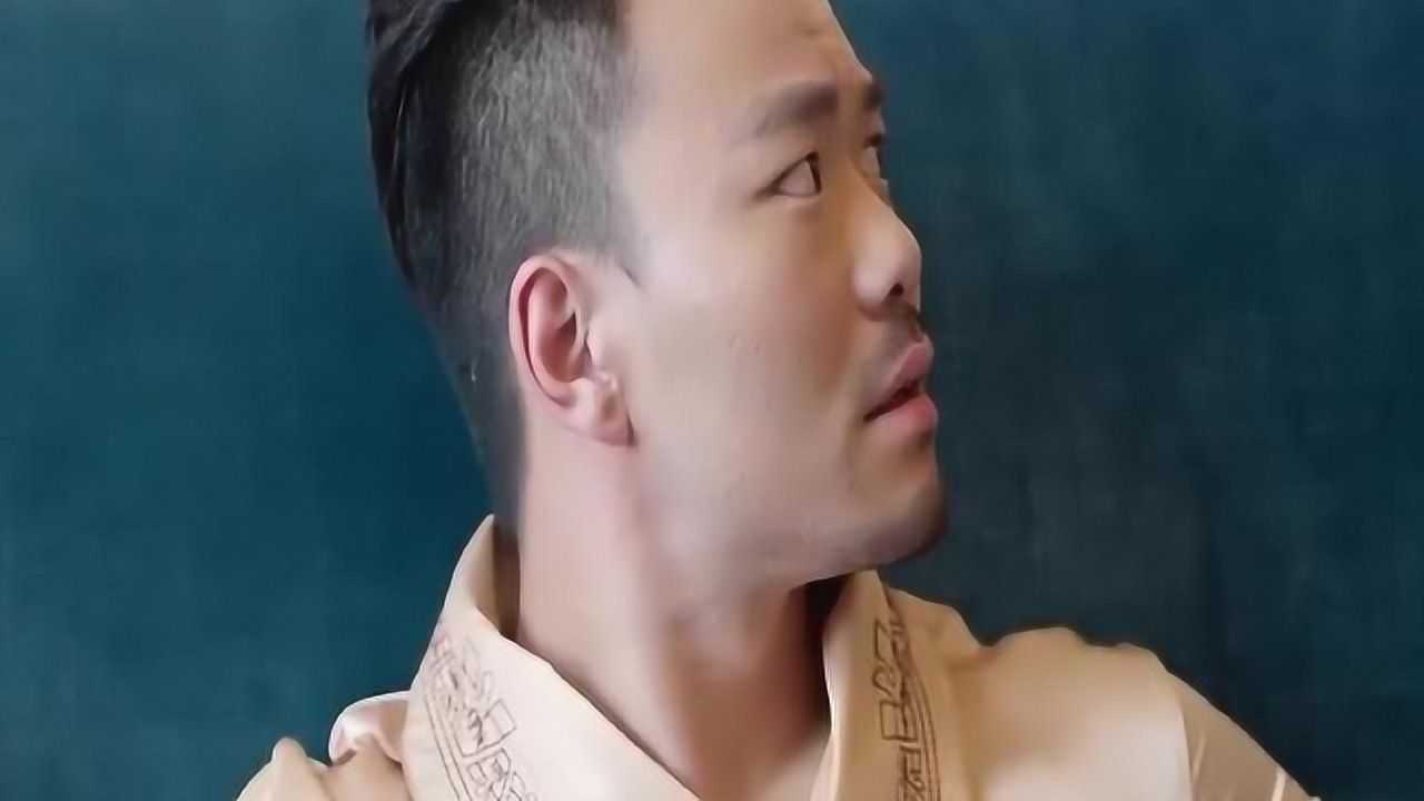 小伙附在富豪大叔身上嘚瑟的不得了,一看就是个土鳖暴发户!