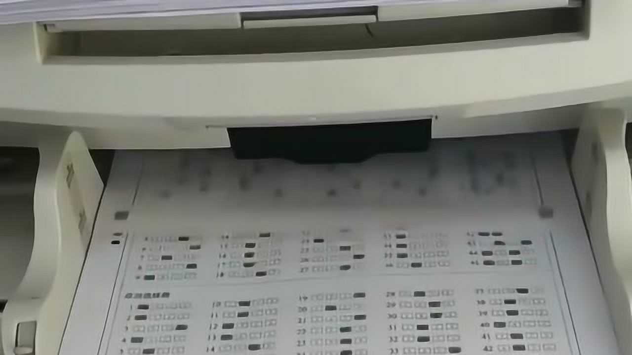 高科技机器扫描试卷,机读卡阅卷后自动上传电脑,这就是效率高考!