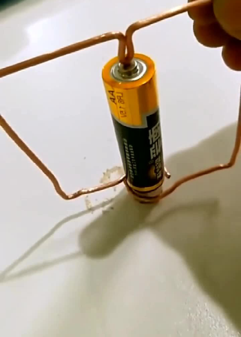 铁丝放在电池上为什么会旋转这是什么原理