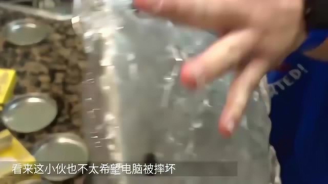 老外用液体玻璃裹10000块电脑从30米扔下,能护好电脑坏不坏?