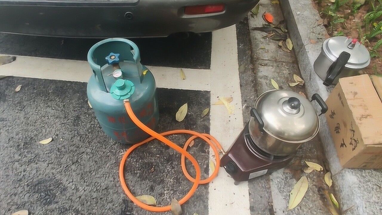 床车自驾游车带个煤气罐,做饭就和在家里一样方便,你认为安全吗
