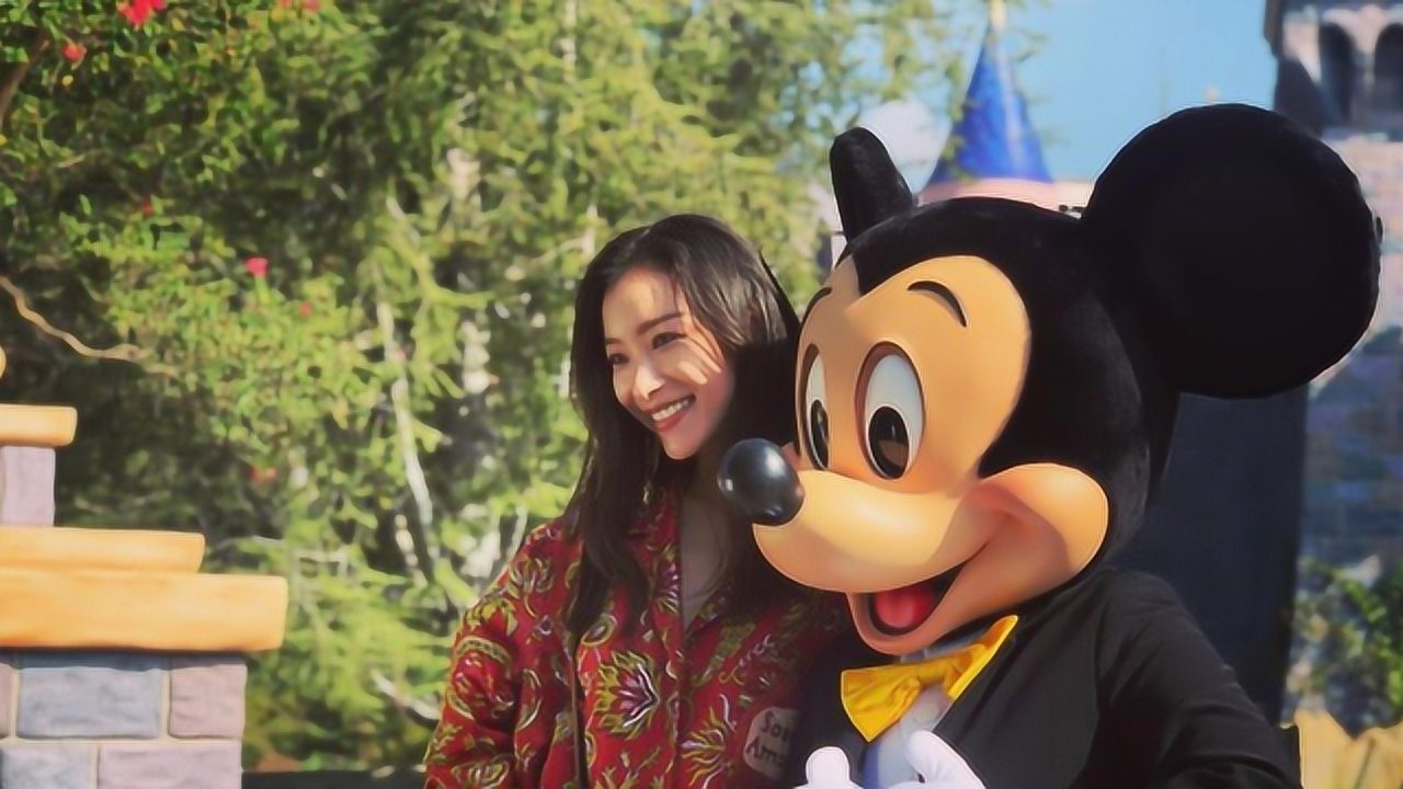 倪妮游玩迪士尼少女感满满 与卡通人物合影解锁拍照新姿势