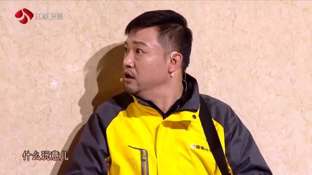 冒牌军师01:06外国小哥的耳朵里进了虫子,师傅药水灌耳朵,烟熏耳朵,是