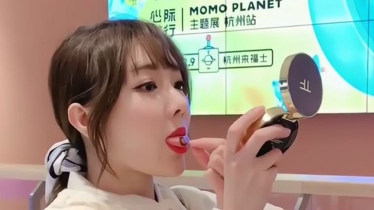 美女没带眼睛护理液用唾液蘸湿隐性眼睛直接放进去了