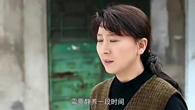 小草回家遇见王树林,二人见面愣住了,原来薛斌受伤树林送他回来